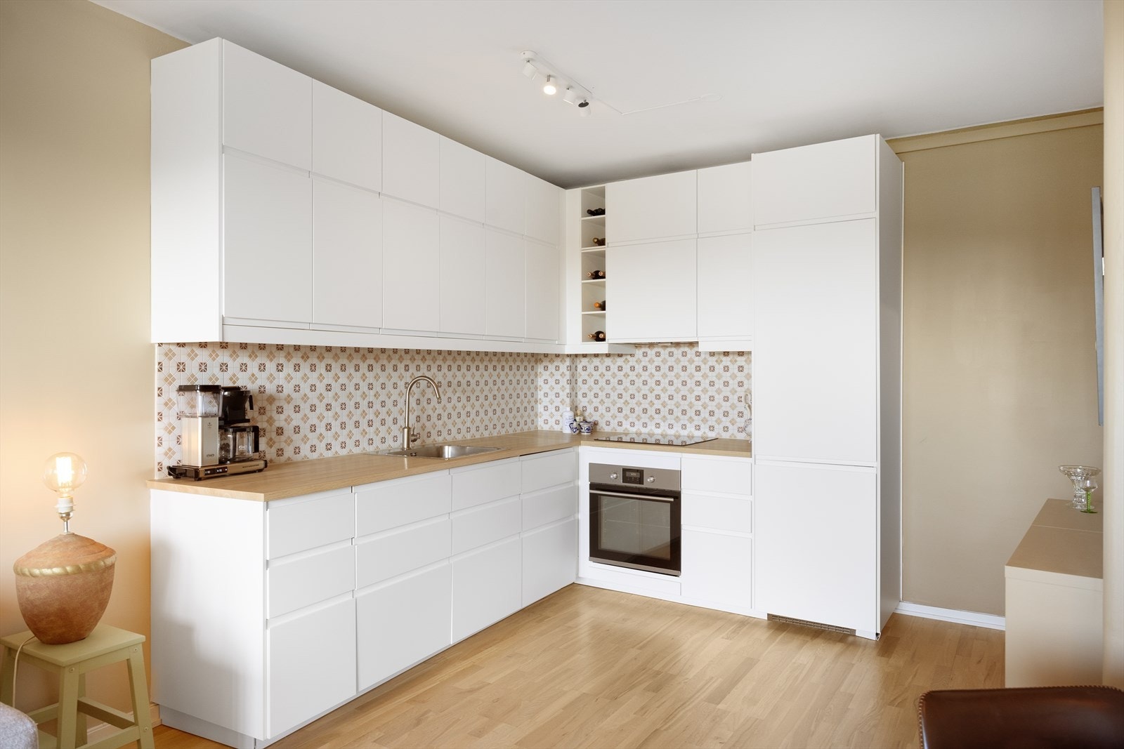 Kjøkkenet er i åpen løsning mot stuen, noe som skaper en hyggelig og sosial atmosfære. Galleribilde