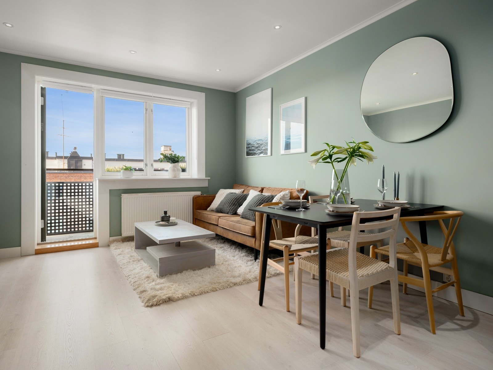 Stuen tilbyr romslig plass til både sofa og spisebord med tilhørende møblement. Galleribilde