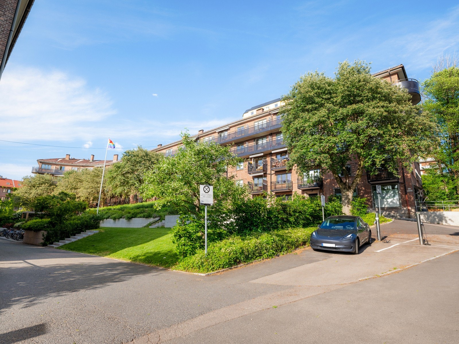 Det er gjesteparkering og EL-bil plasser mot venteliste. Galleribilde