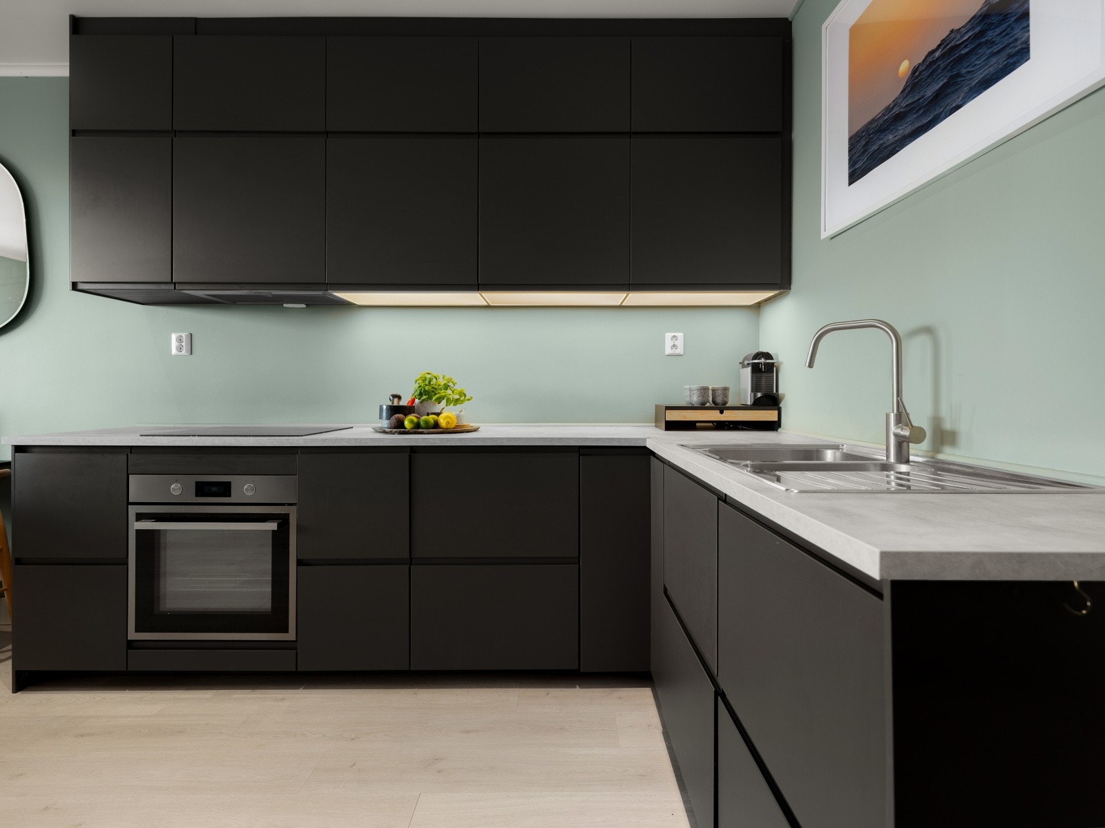 Kjøkkenet er fullt utstyrt med integrerte hvitevarer, inkludert induksjonstopp, stekeovn, oppvaskmaskin og kjøle-/fryseskap. Galleribilde