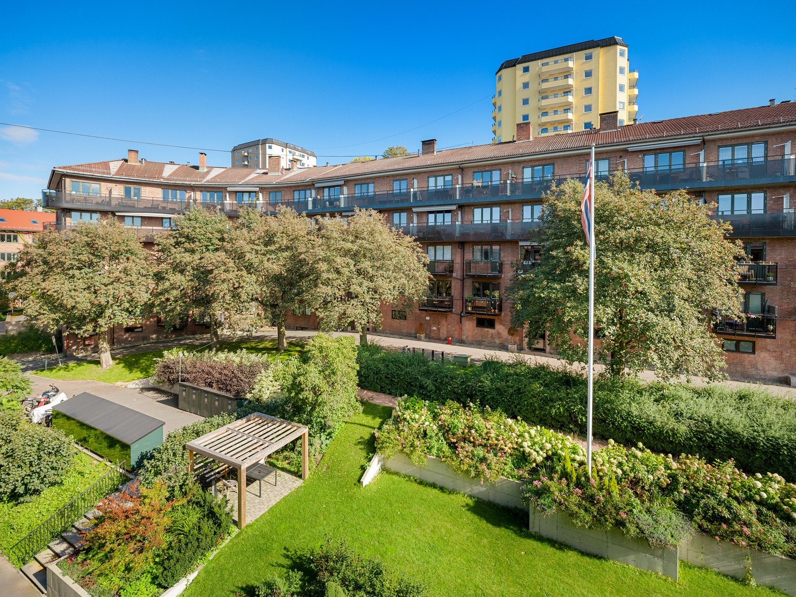 Her bor du omkranset blant pene og opparbeidede fellesarealer. Galleribilde