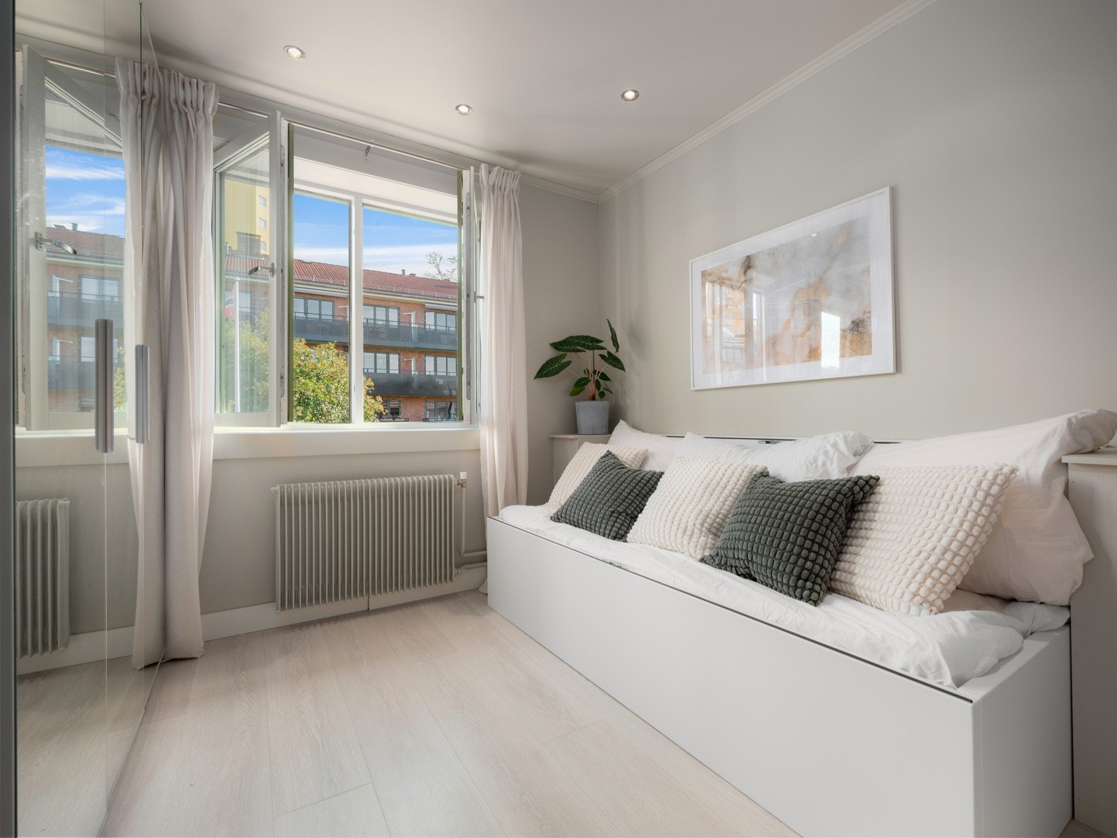 Soverom II med god plass til seng og garderobeløsning. Galleribilde