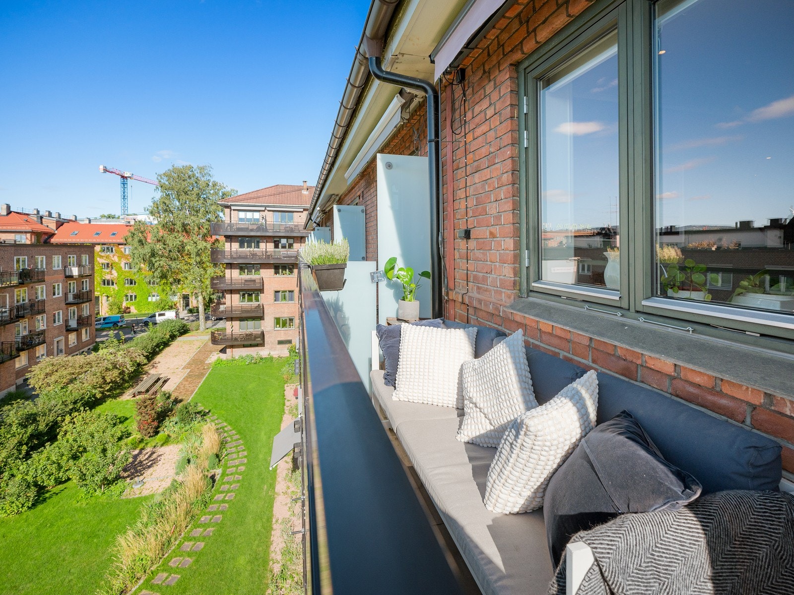 Det er god plass til sittegruppe, og det er tillatt med grill på balkongen. Galleribilde