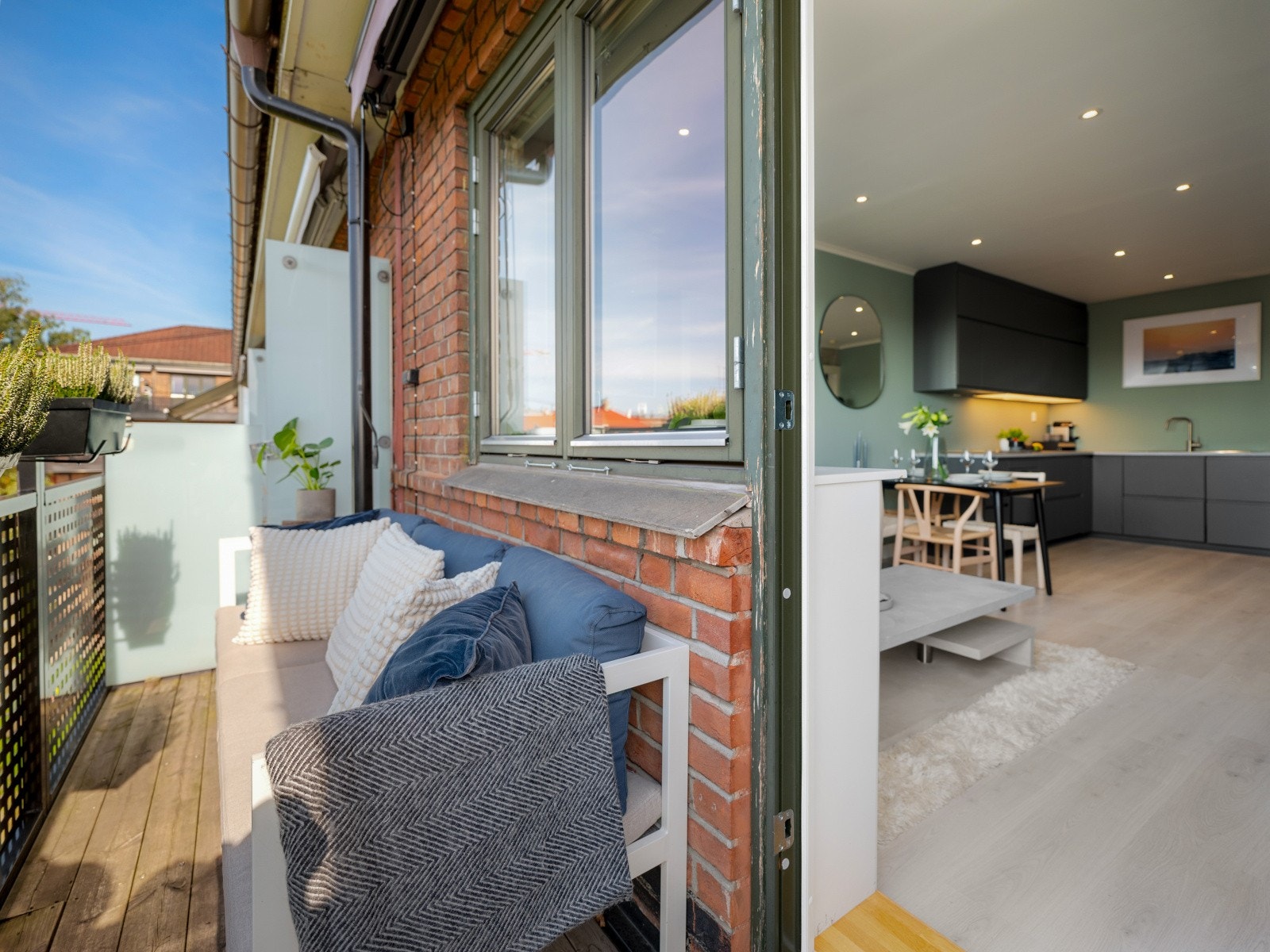 Boligen er en 3-roms borettslagsleilighet i Grenseveien 9 B med en gjennomgående planløsning og vestvendt balkong. Galleribilde