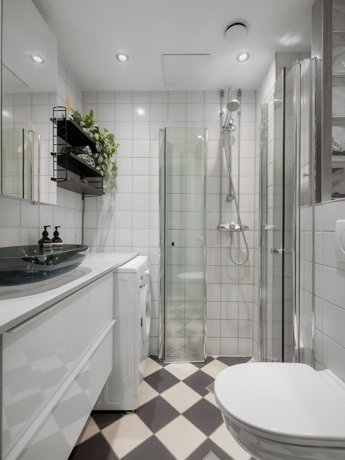 Badet ble oppgradert med ny servant, nye dusjdører, blandebatteri og benkeplate i 2024. Galleribilde