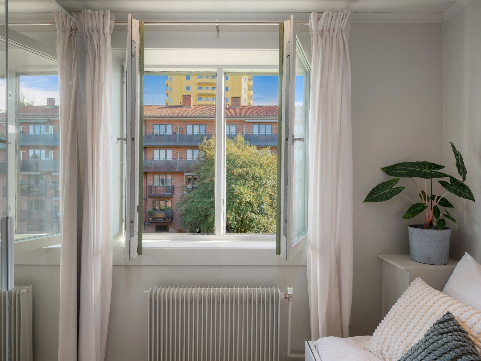 Soverommene vender mot rolige omgivelser som sikrer deg en god nattesøvn. Galleribilde