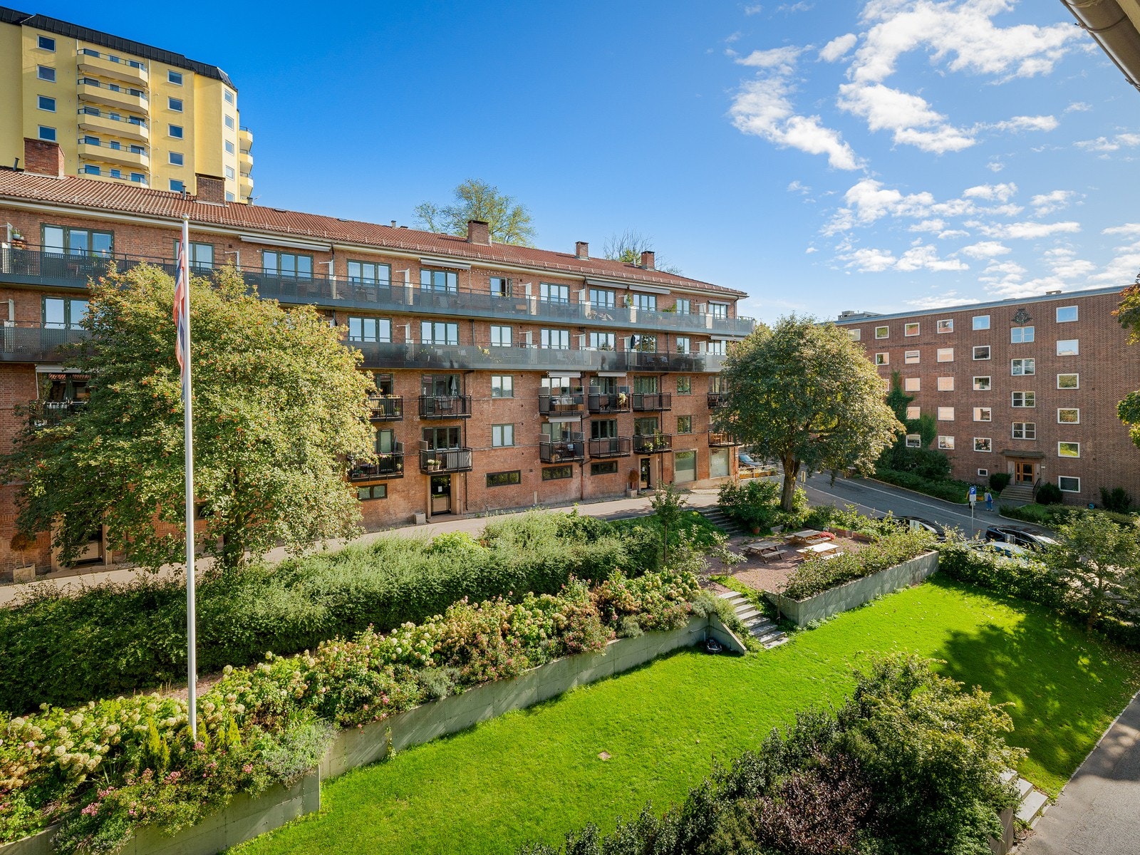 Borettslaget er kjent for godt bomiljø og hyggelig felleskap med blant annet sommerfester, 17. mai korps og julegrantenninger. Galleribilde