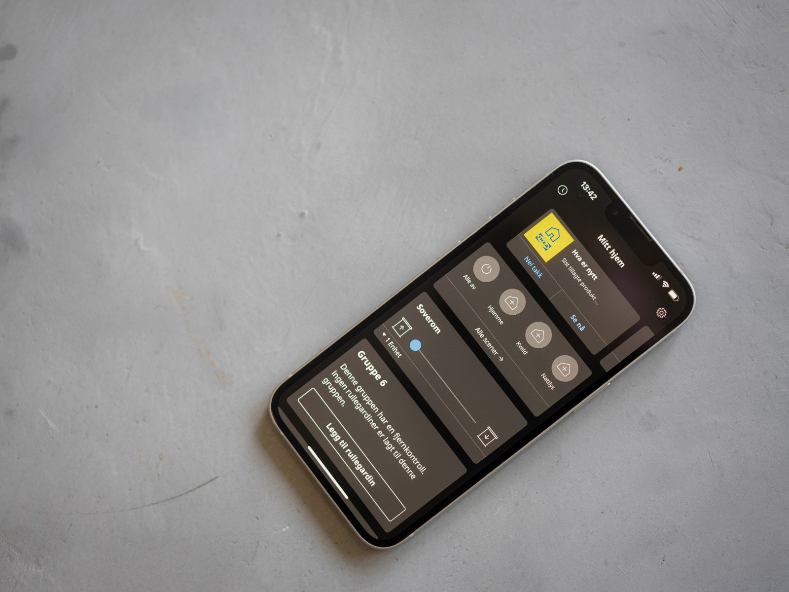 Det er installert smart-hjem-system i stue og entrè. Systemet kan stemmestyres med Siri , forhåndsprogrammeres eller gå på timer. Galleribilde