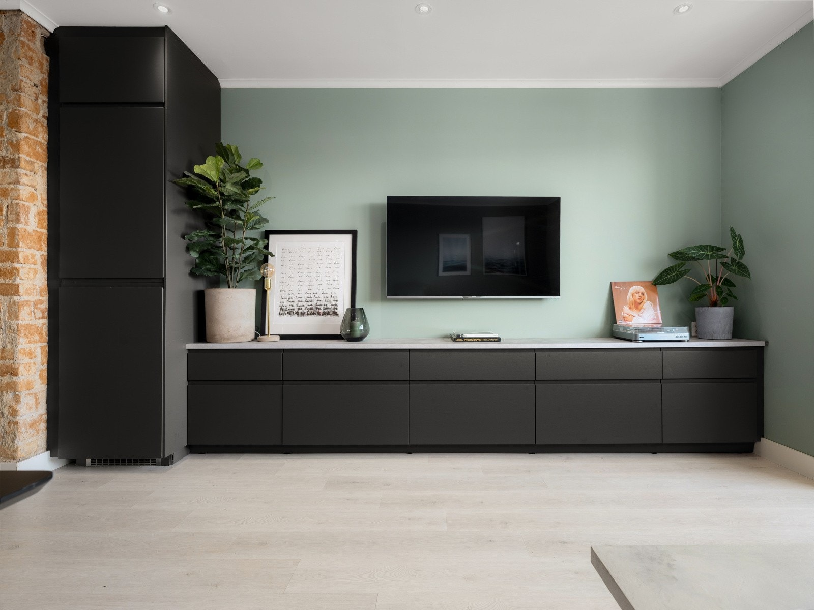 Plassbygde løsninger gir rikelig med oppbevaringsmuligheter. Galleribilde