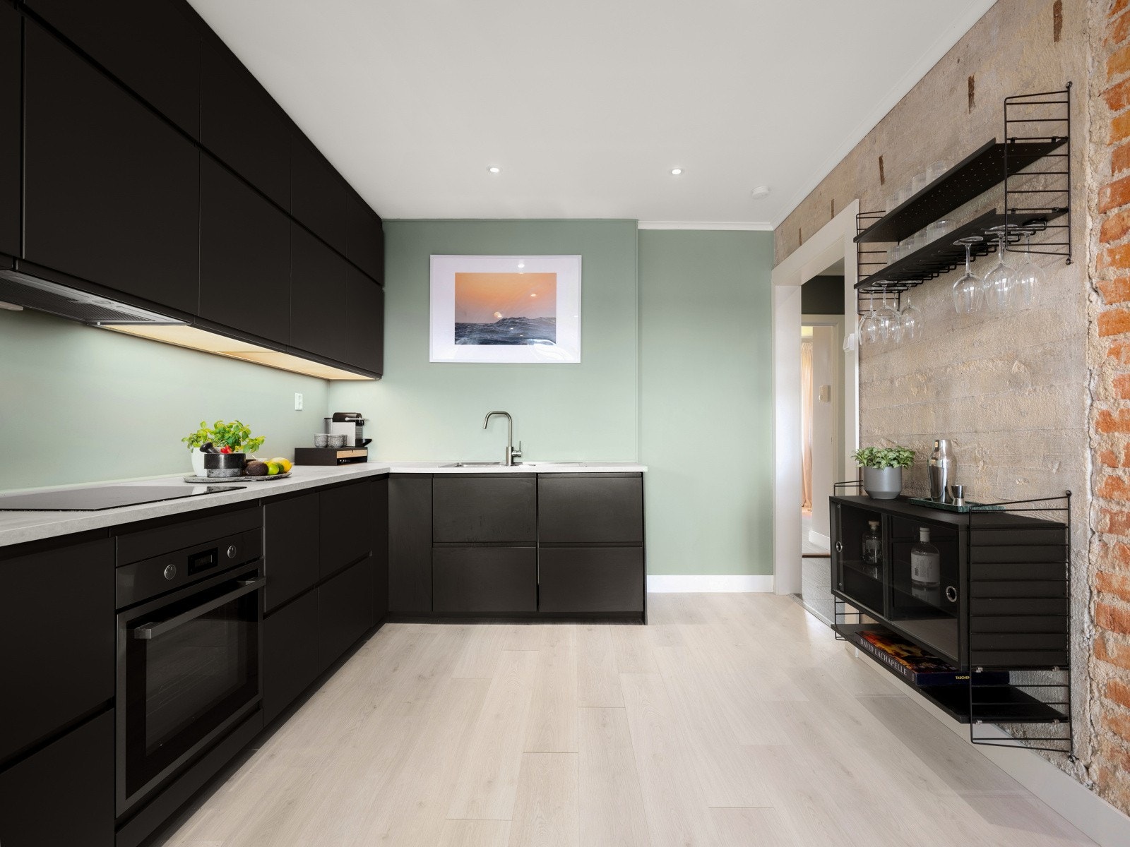 Kjøkkenet ble oppgradert i 2020 med IKEA-innredning, moderne glatte fronter, og en praktisk laminatbenkeplate med nedfelt kum i rustfritt stål. Galleribilde