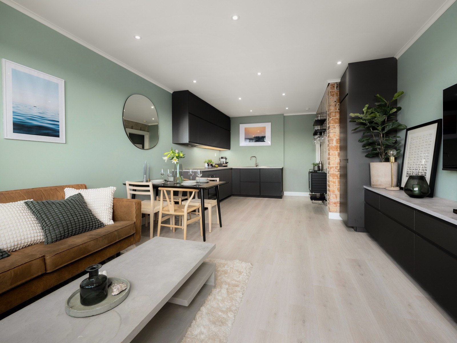 Det er god plass til en hyggelig sittegruppe for middager med venner og familie. Galleribilde