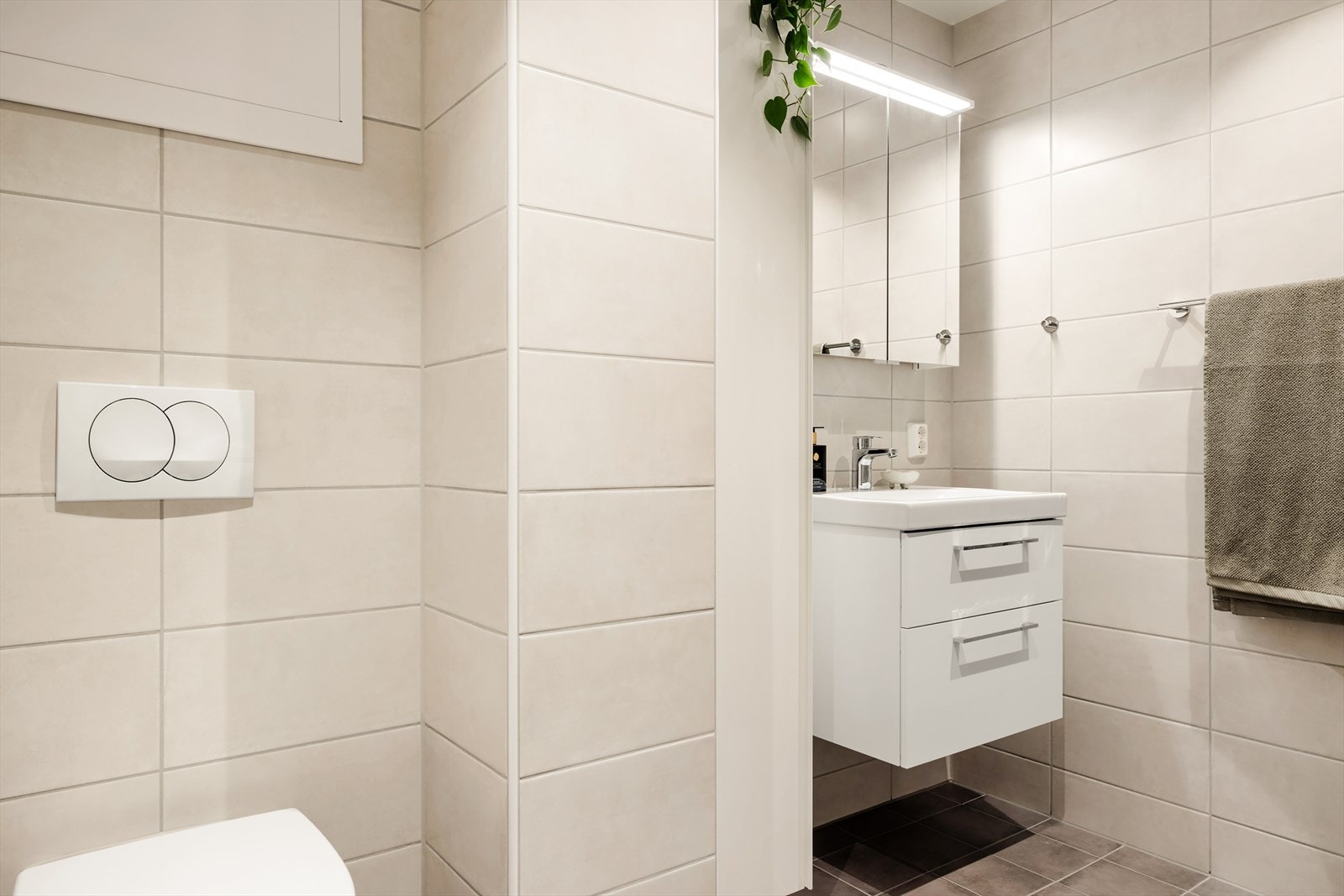 For ekstra komfort er badet utstyrt med varmekabler i gulv og spotter i himling. Galleribilde