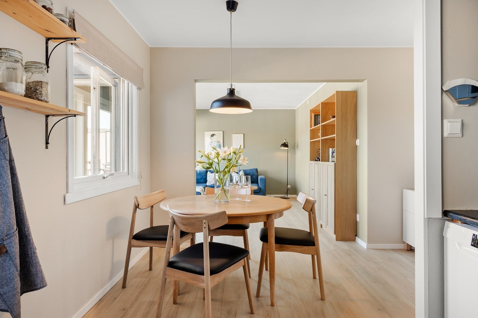 Ved kjøkkenet er det rikelig med plass til å innrede med en spisegruppe, perfekt for hyggelige måltider og samlinger rundt bordet. Galleribilde