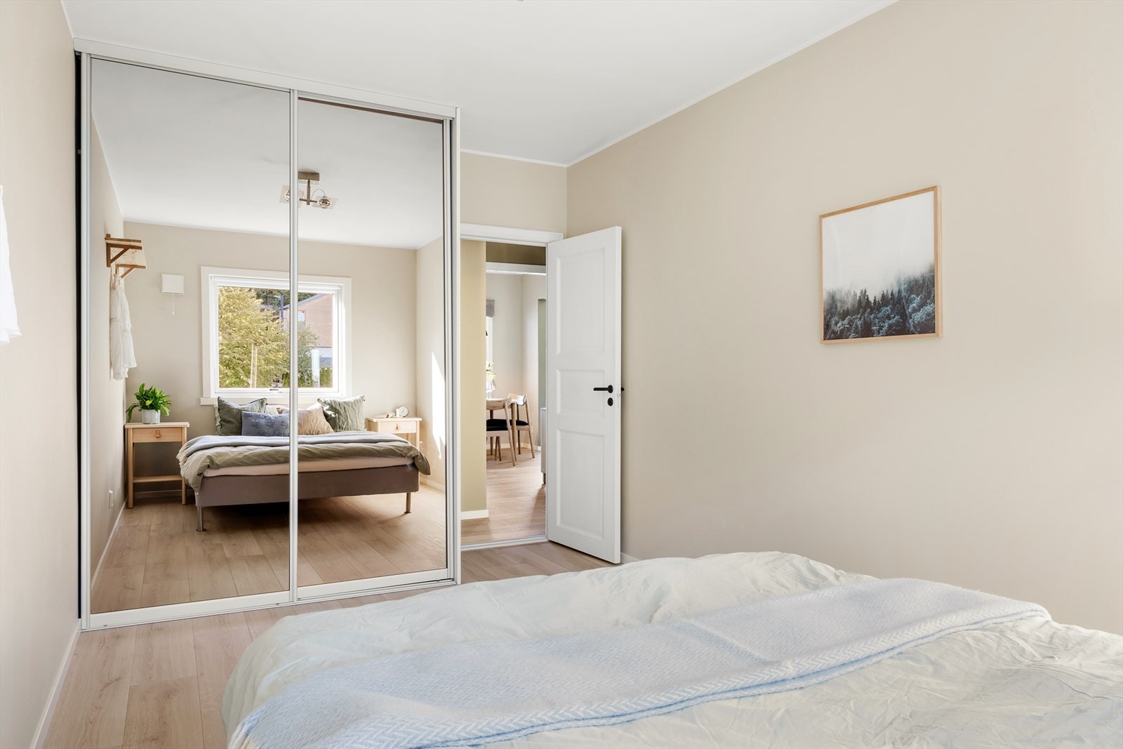 Soverommene er malt i en tidsriktig fargekombinasjon som komplimenteres av det naturlige lysinnslippet. Galleribilde