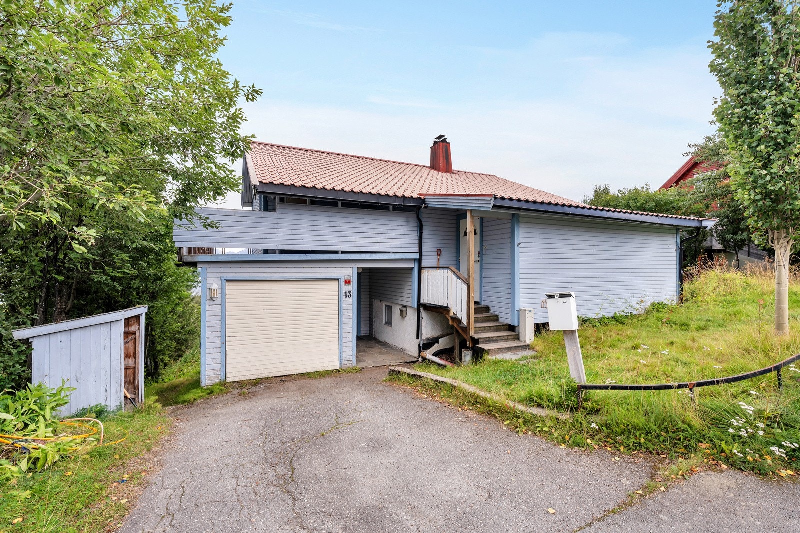 Integrert garasje og plass til parkering i innkjørselen Galleribilde