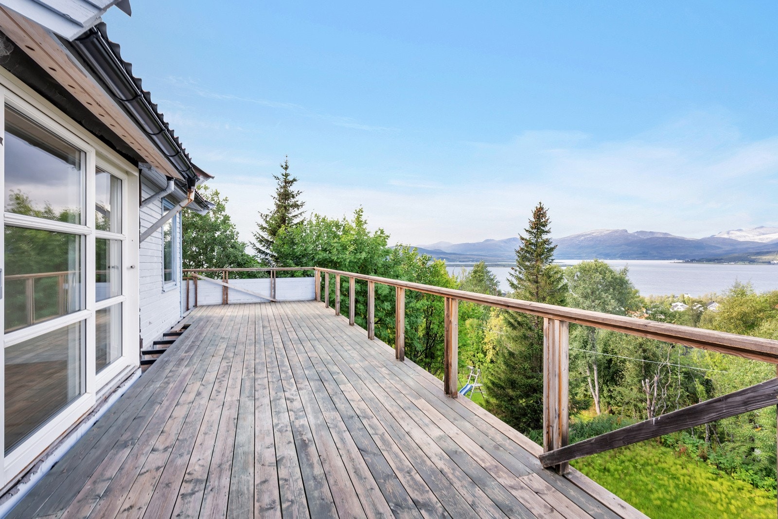 Balkong med fantastisk utsikt mot Sandnessundet og Kvaløya Galleribilde