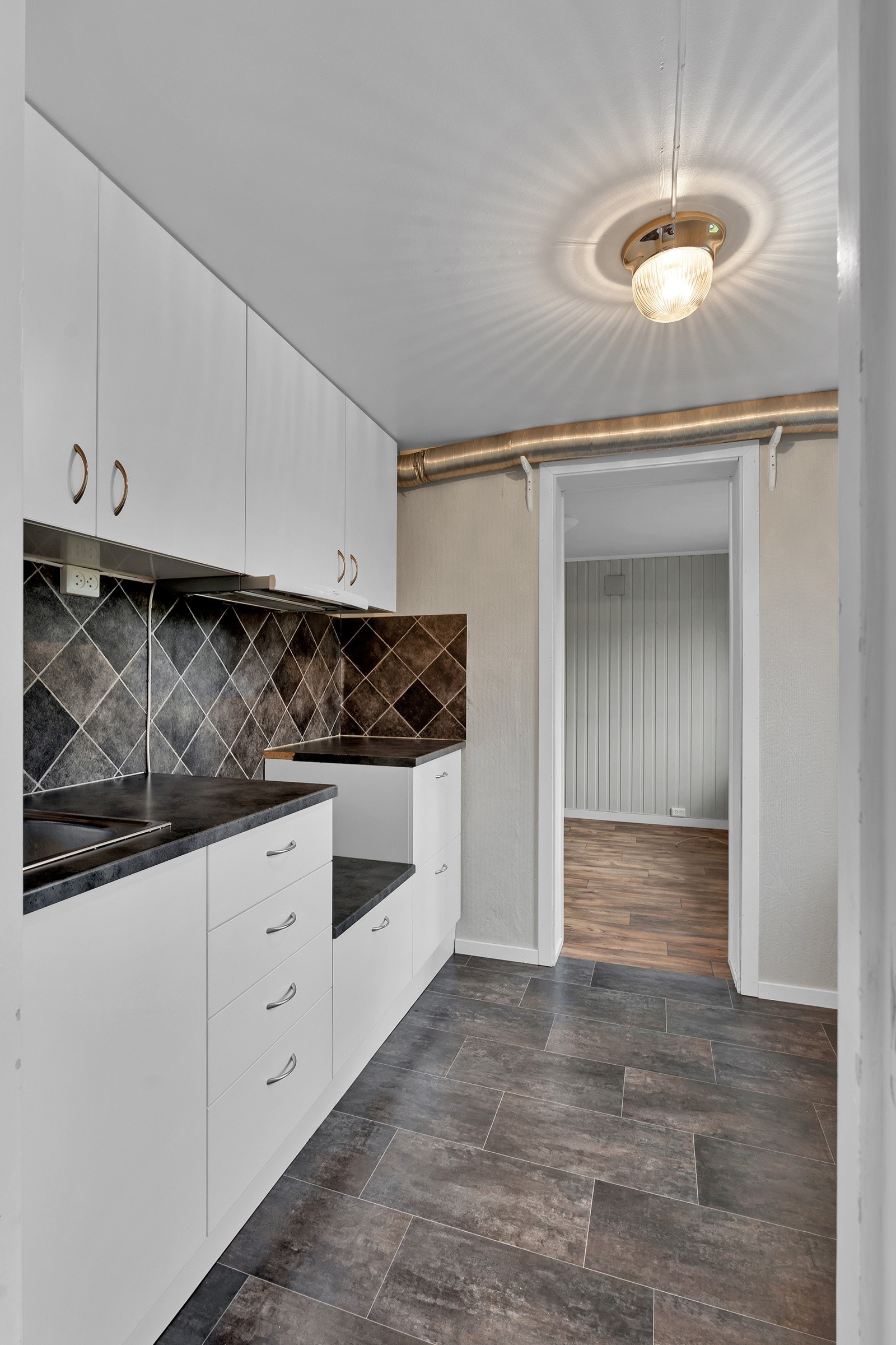 Innredning med takhøye skap Galleribilde