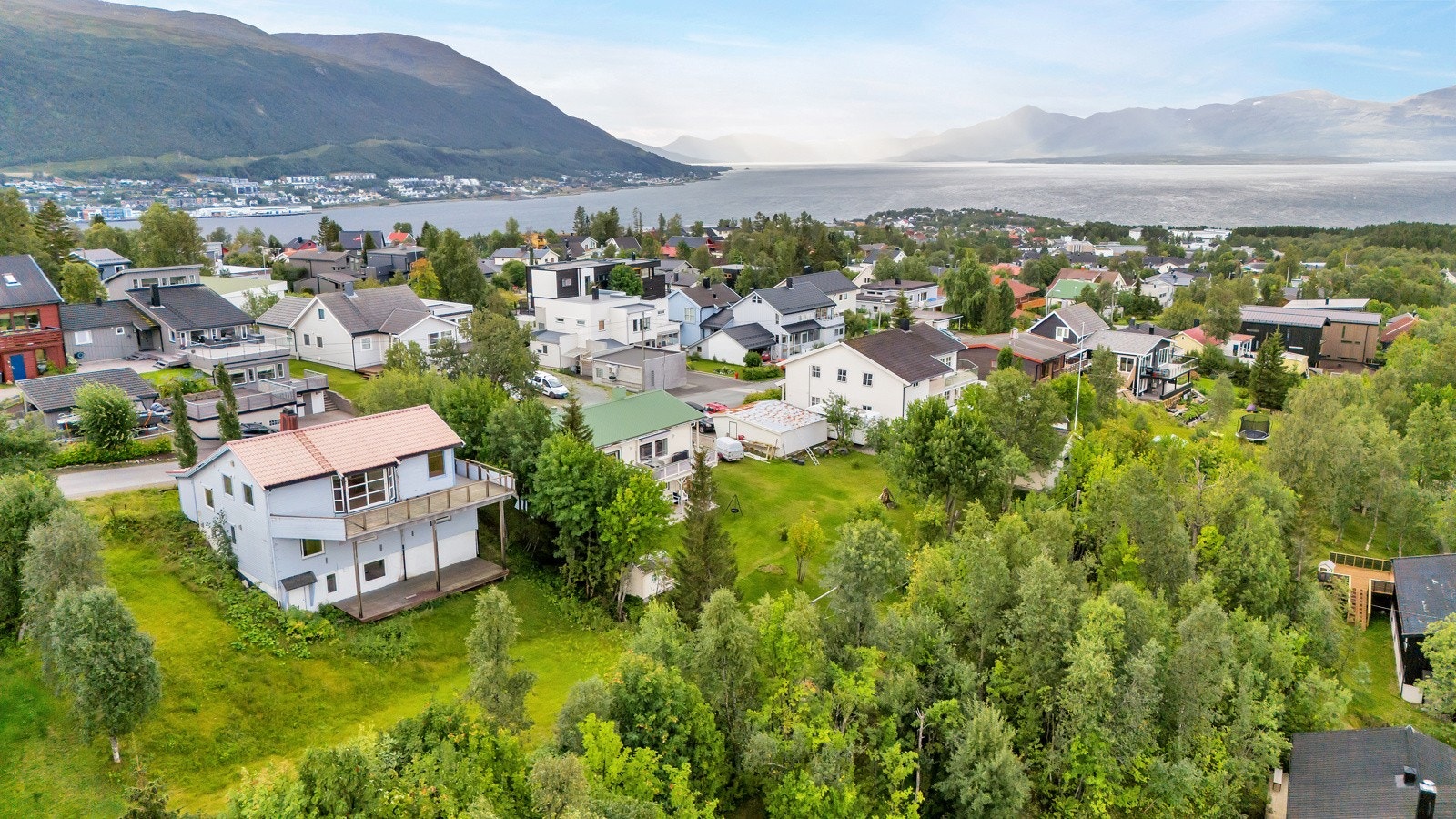 Boligen ligger på toppen av sør-Tromsøya i et attraktivt og rolig boområde Galleribilde