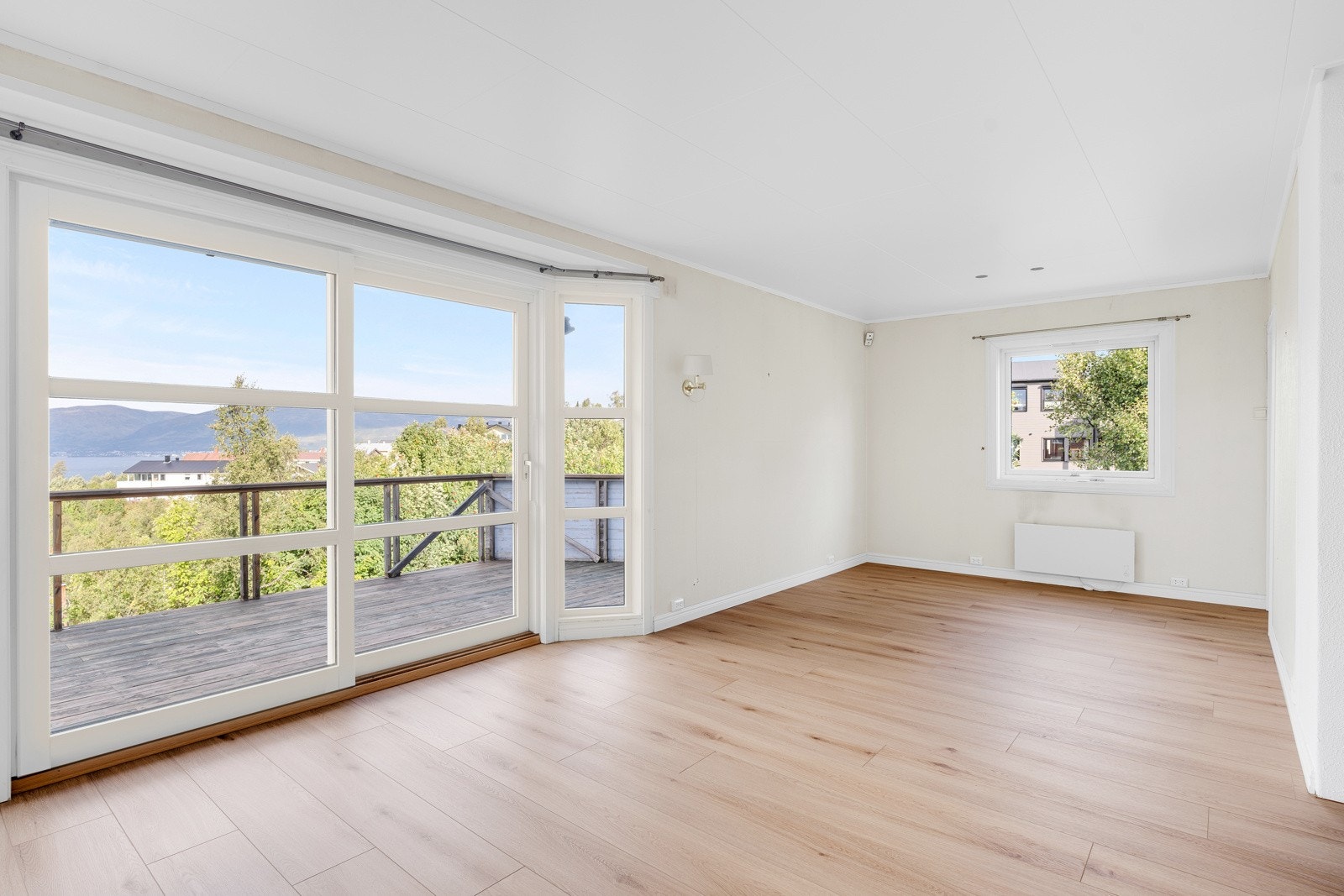 Fra stuen kan man nyte den flotte utsikten mot Sandnessundet og Kvaløya Galleribilde