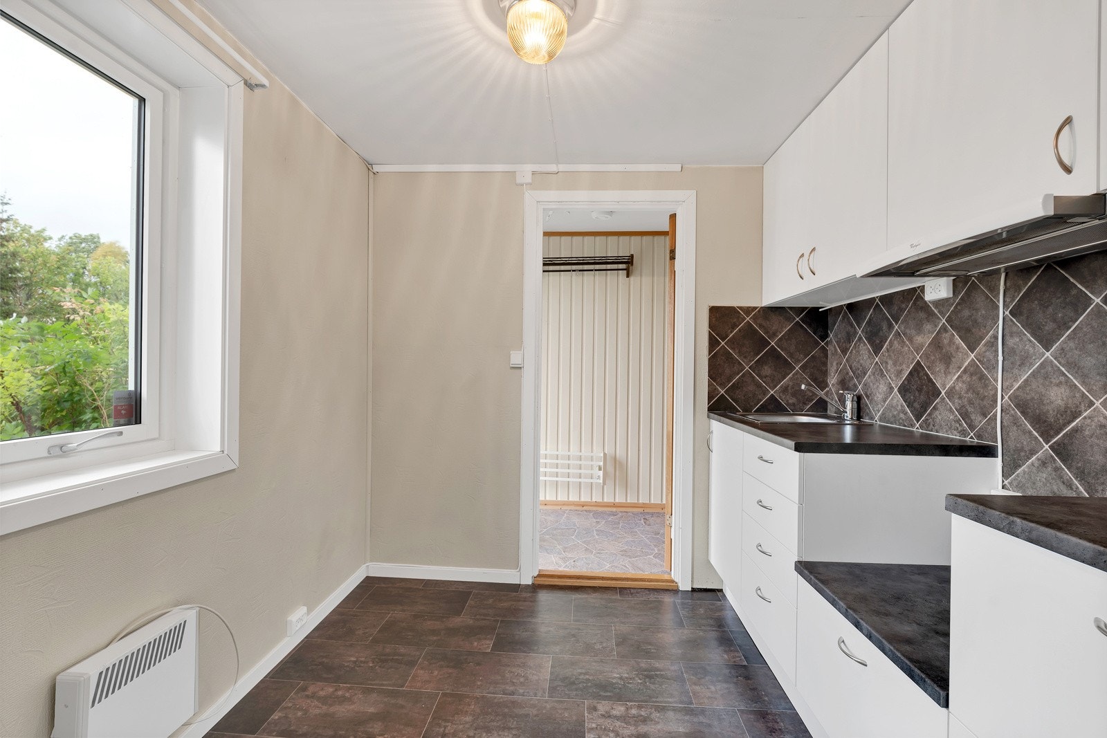 Pent kjøkken i sokkel Galleribilde