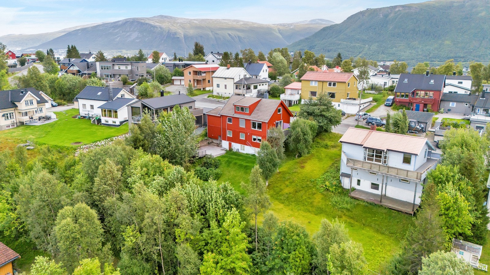 Boligen ligger høyt i terrenget på sør-Tromsøya Galleribilde