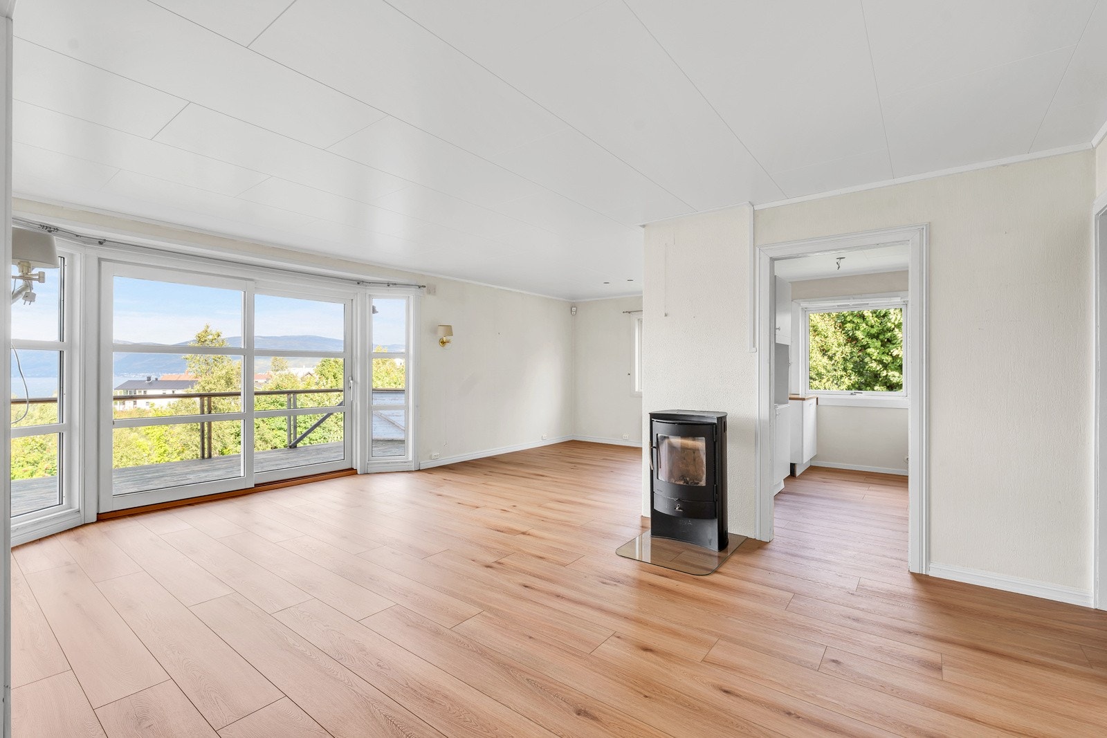 Lys og romslig stue med store vinduer som gir godt lysinnslipp Galleribilde