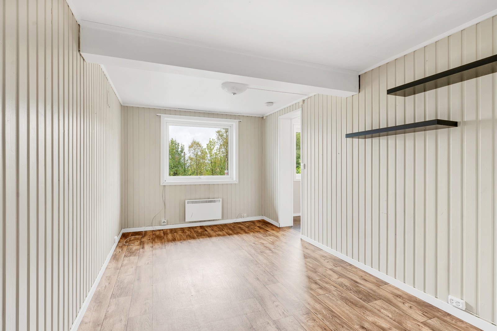 Stuen sett mot vindu Galleribilde