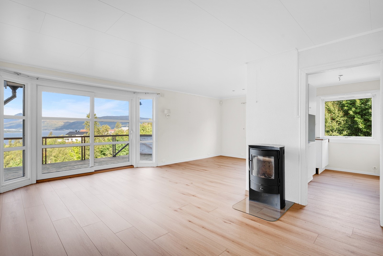 Koselig med peis som gir lun varme på kjølige dager Galleribilde