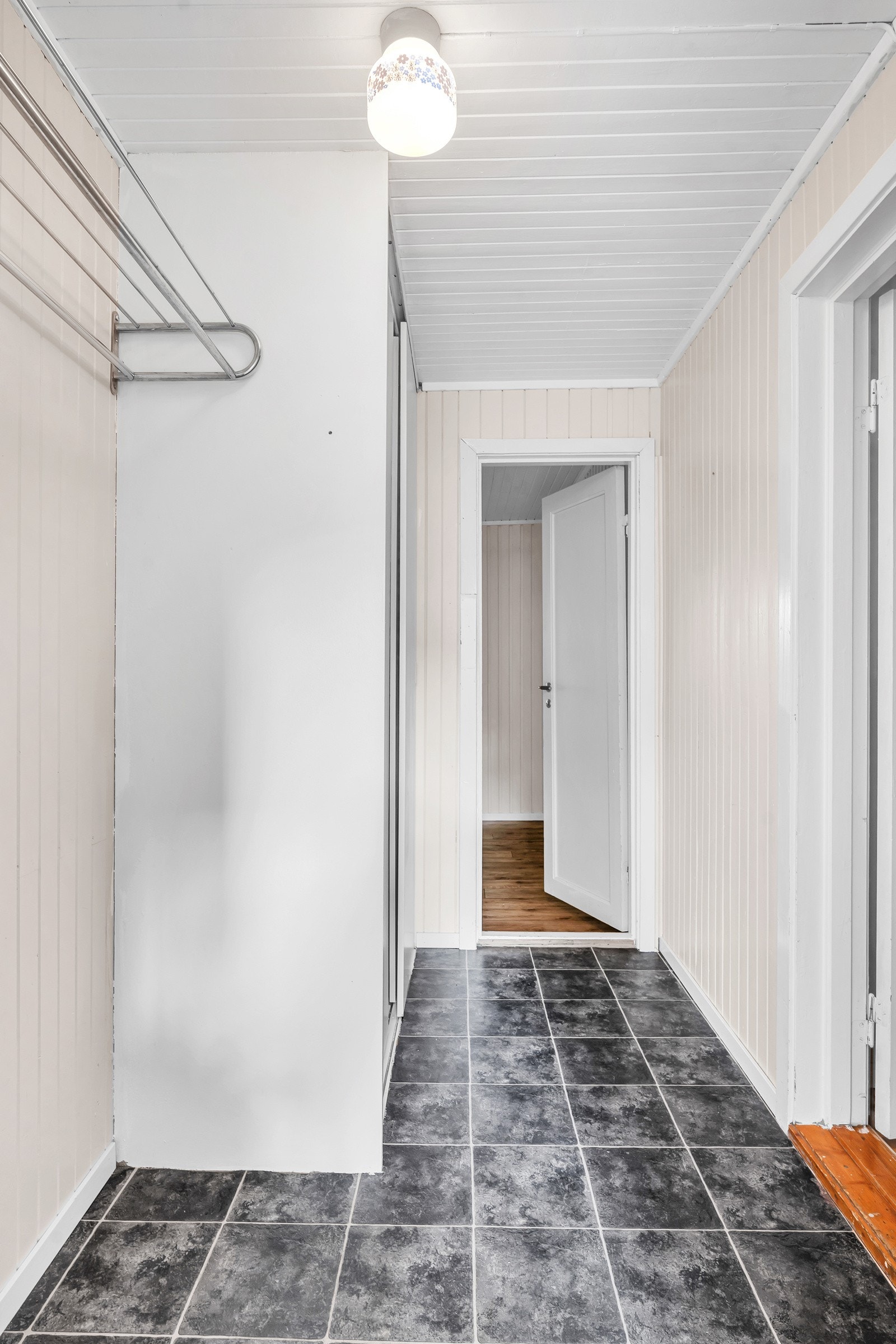 Inngangen ved siden av garasje som i dag brukes som inngang til hyblene Galleribilde