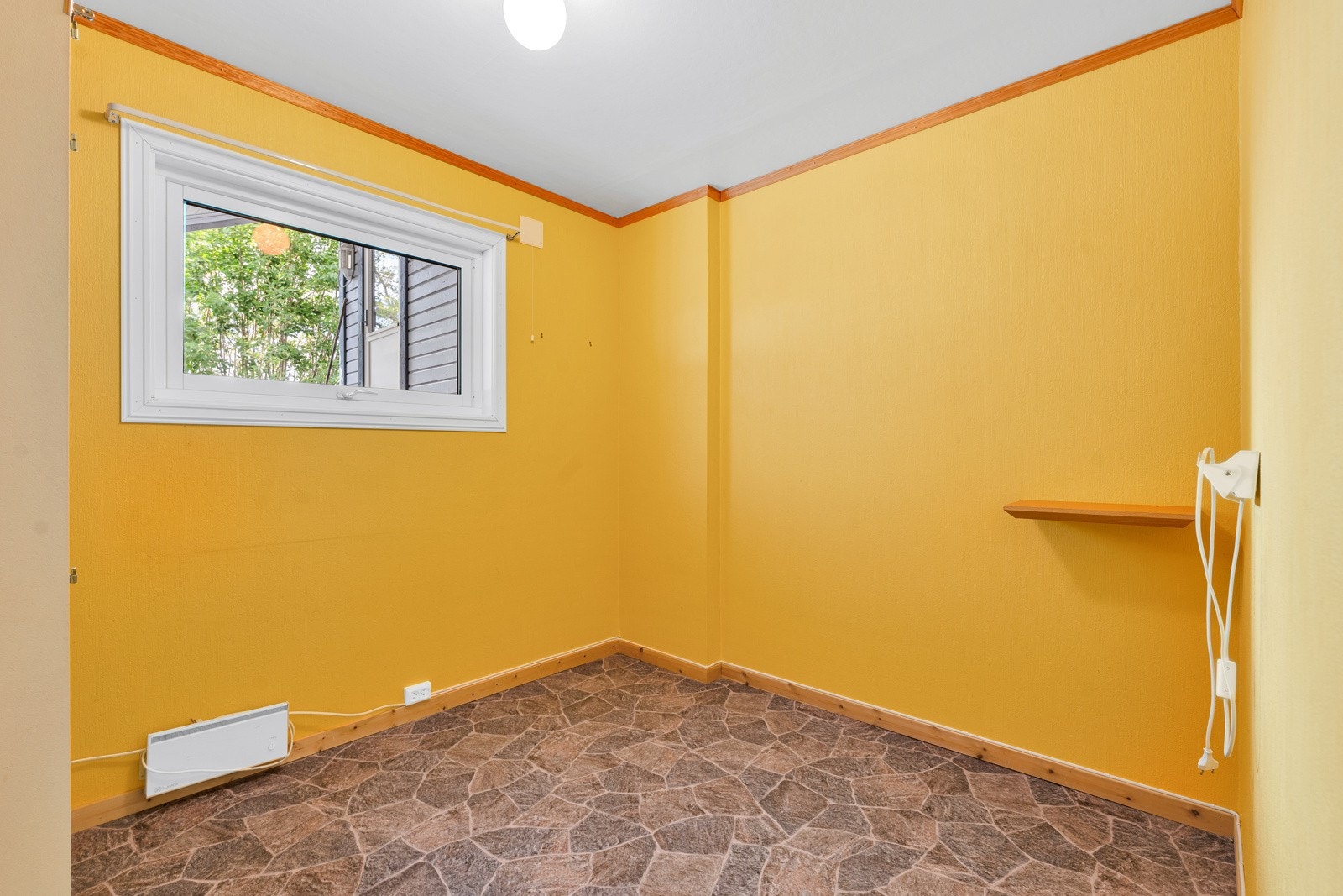 Hovedsoverom med vindu mot veranda Galleribilde