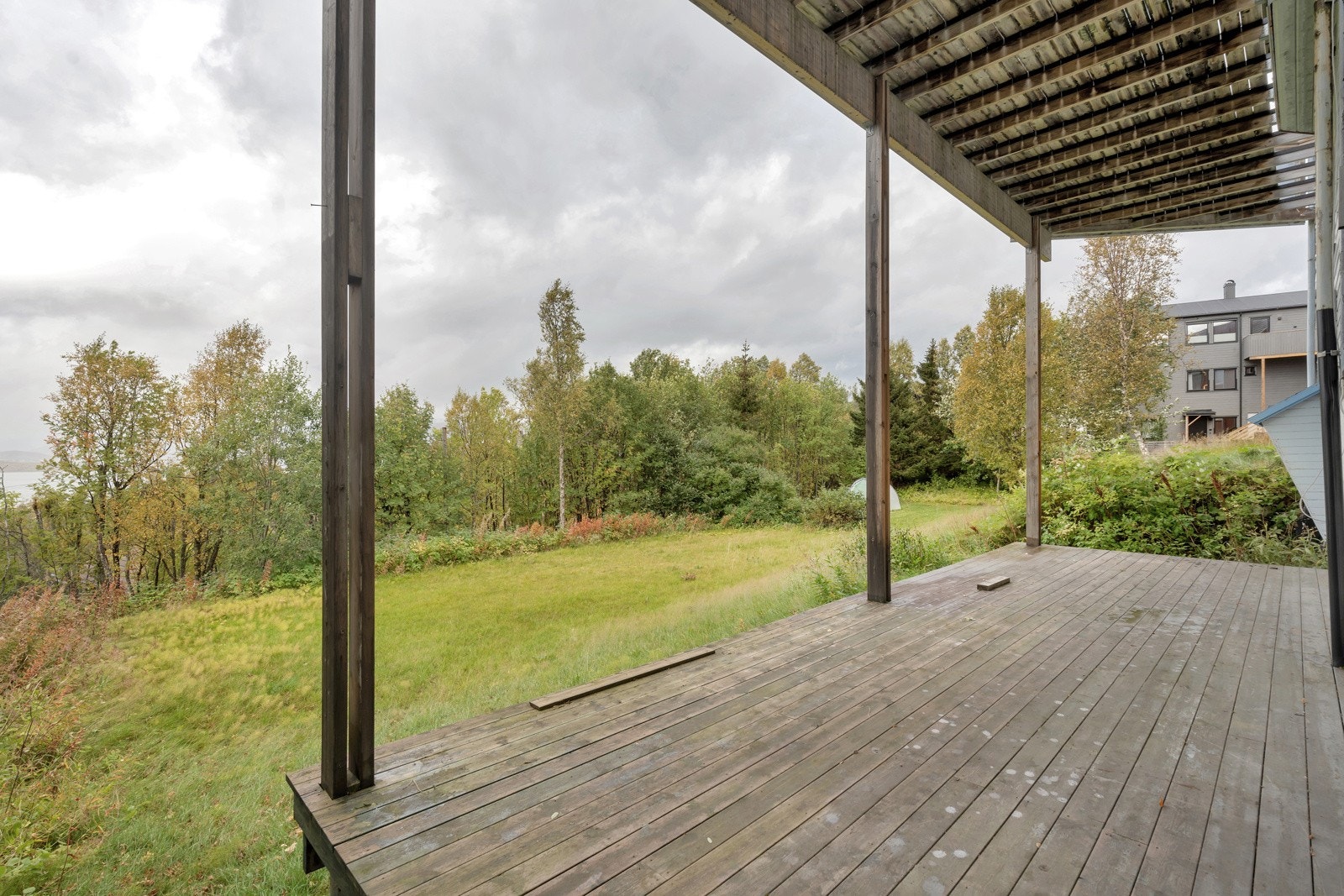 Fin solplatt foran sokkelen Galleribilde