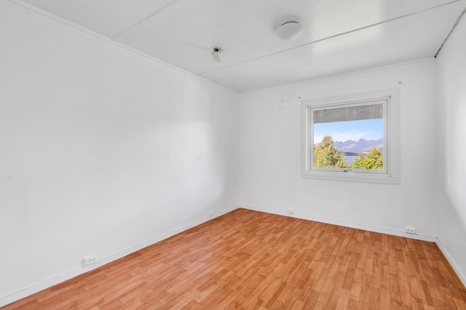 Romslig soverom - det er 5 soverom i boligen Galleribilde