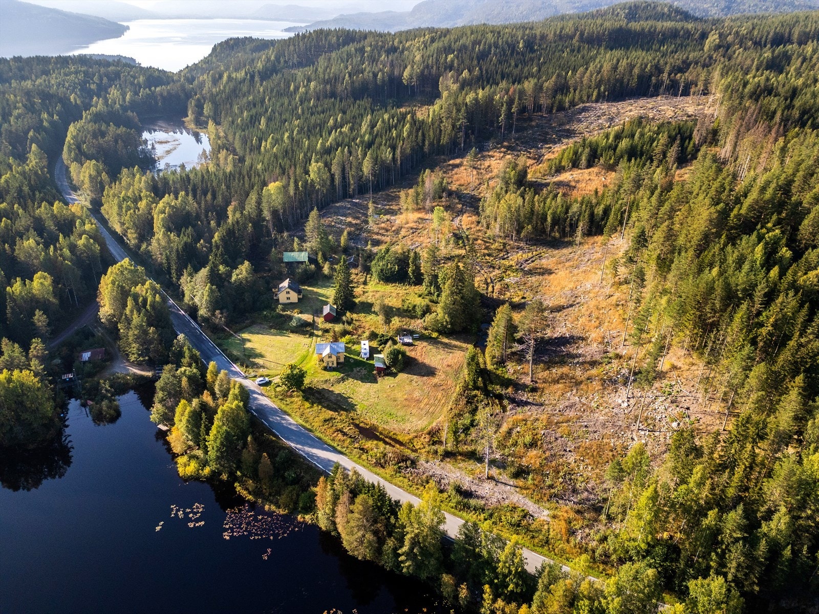 Velkommen til Vassendveien 6 og 8 som grenser til Vestre Bjonevann i Ådal på Ringerike Galleribilde