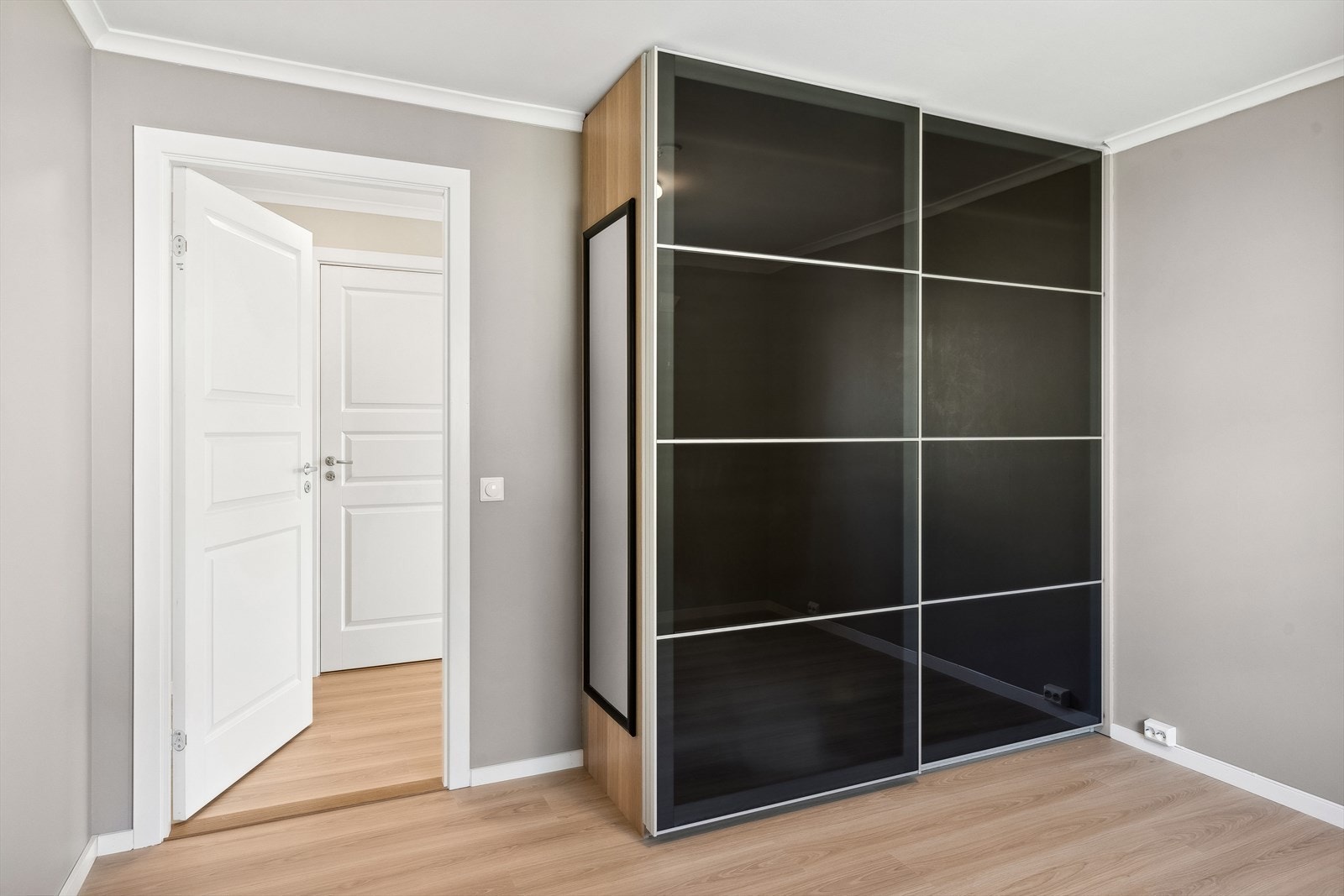 Leiligheten har tre soverom, der hovedsoverommet er utstyrt med skyvedørsgarderobe. Galleribilde