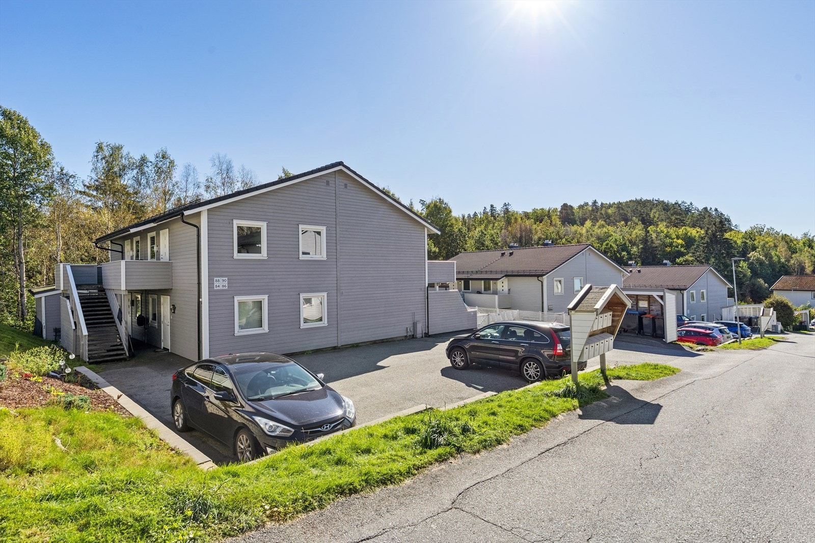 Leiligheten ligger flott til på Bommestadåsen i Larvik kommune, rundt 7 km nordøst for Larvik sentrum. Det barnevennlige, lille boligfeltet skjermes av omkransende skog, noe som gir flotte tur- og rekreasjonsmuligheter rett utenfor inngangsdøren. Galleribilde