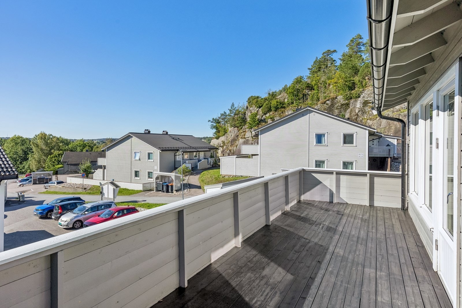 Romslig og flott sørvendt veranda med gode solforhold, utgang fra stue. Galleribilde