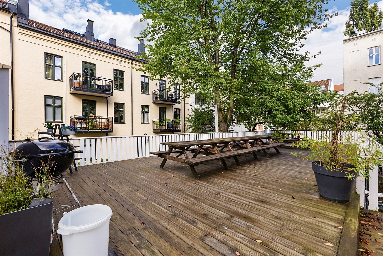 Asfaltert bakgård med egen terrasse for borettslaget Galleribilde