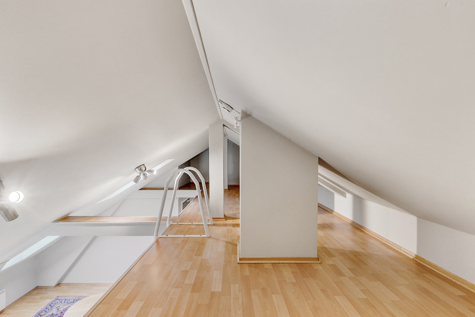 Hems har ikke målbart areal i henhold til NS-3940, p.g.a. lav takhøyde. gulvareal ca 20 m² Galleribilde