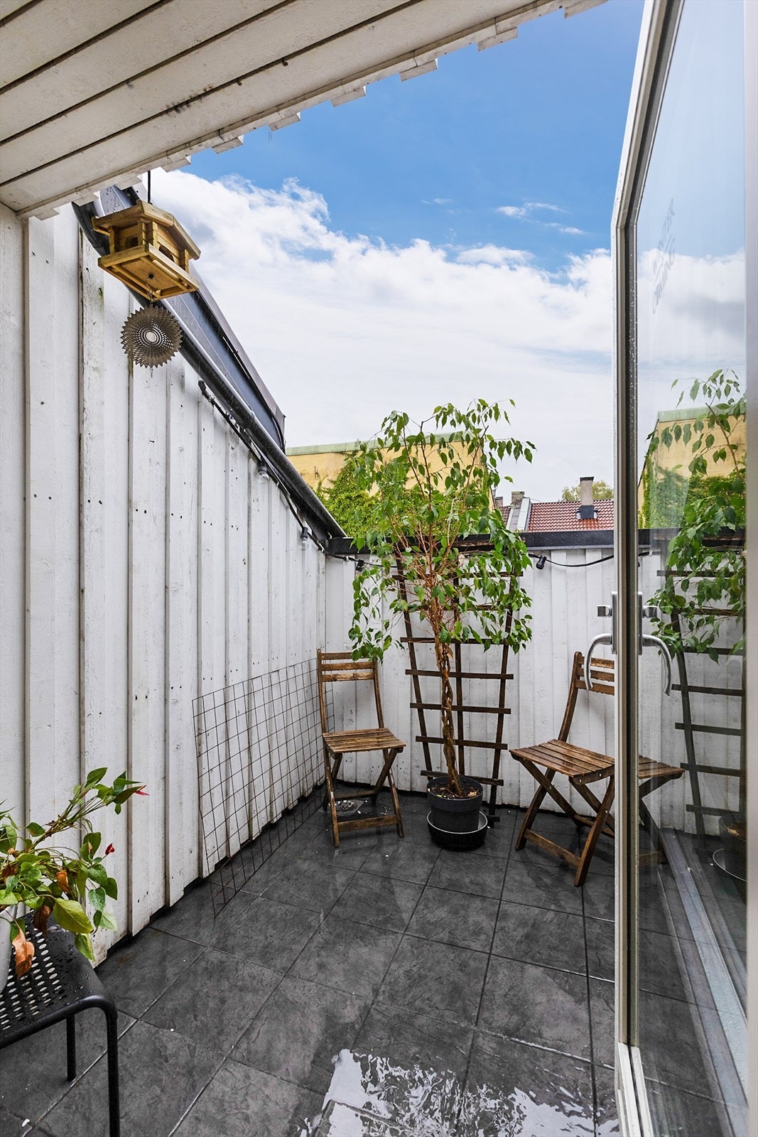 Balkong med fliser, sluk, lys, stikkontakt og rekkverk Galleribilde