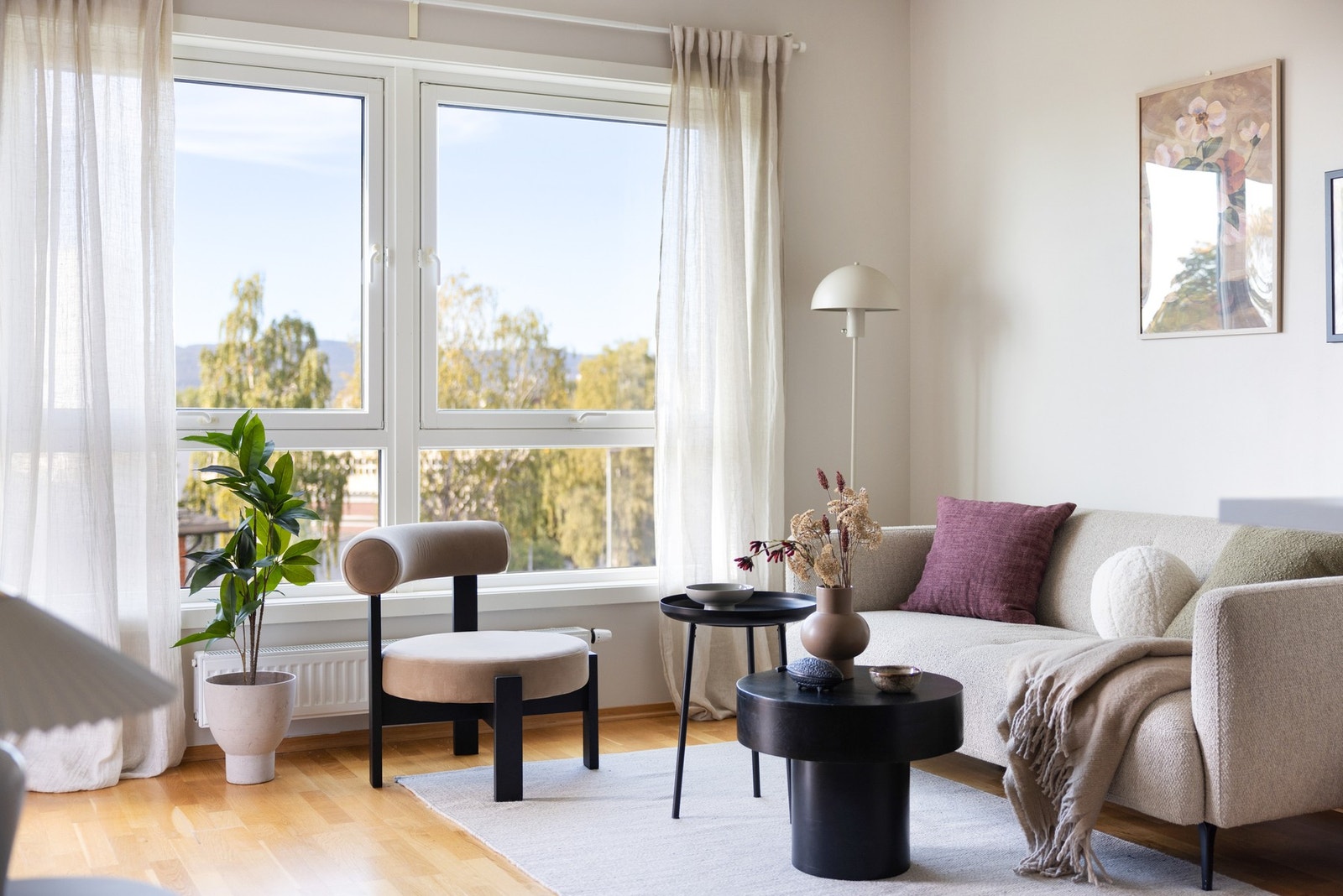 Leiligheten har en lys og innbydende stue i lyse farger og et pent parkettgulv, noe som er gjennomgående i hele leiligheten. Galleribilde