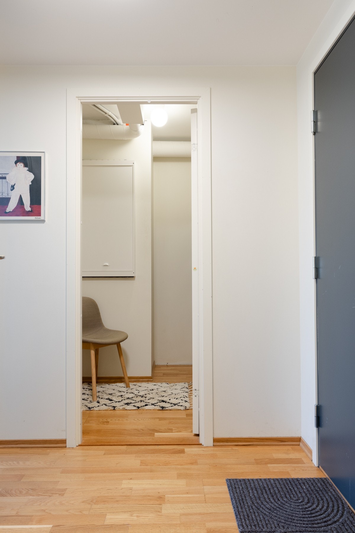 Entreen ligger i tilknytning til praktisk bod med flere innredningsmuligheter og rikelig med oppbevaringsplass. Galleribilde