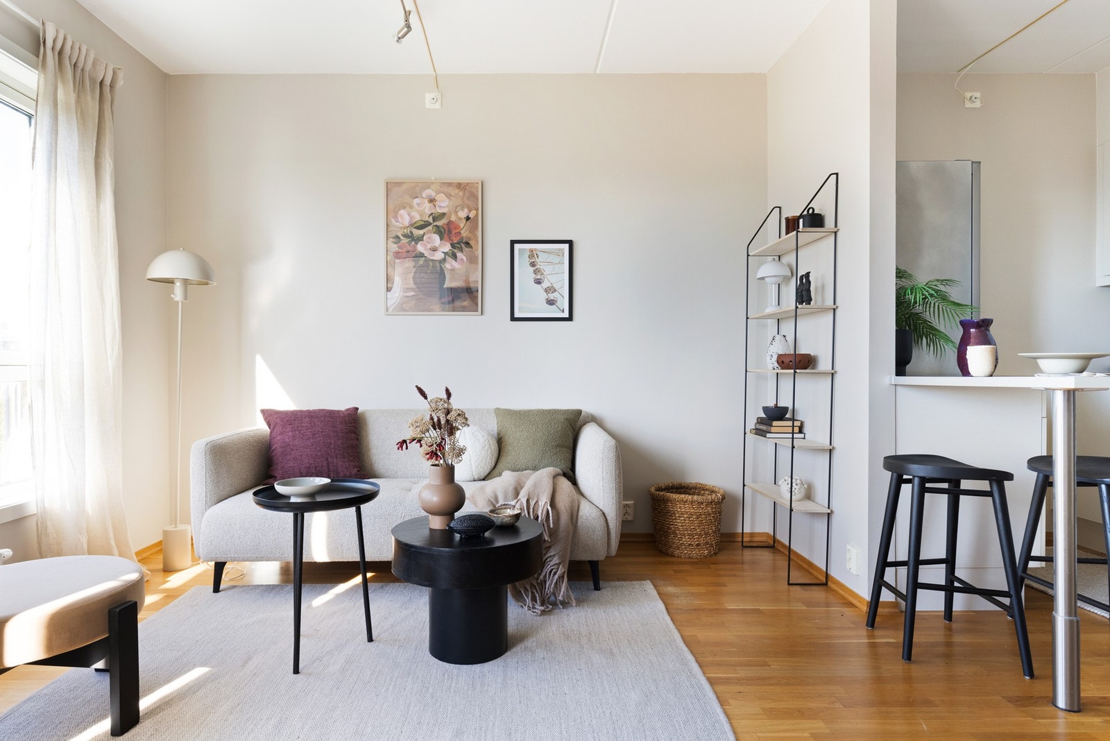 I stuen har du plass til sofa og tilhørende møblement. Galleribilde