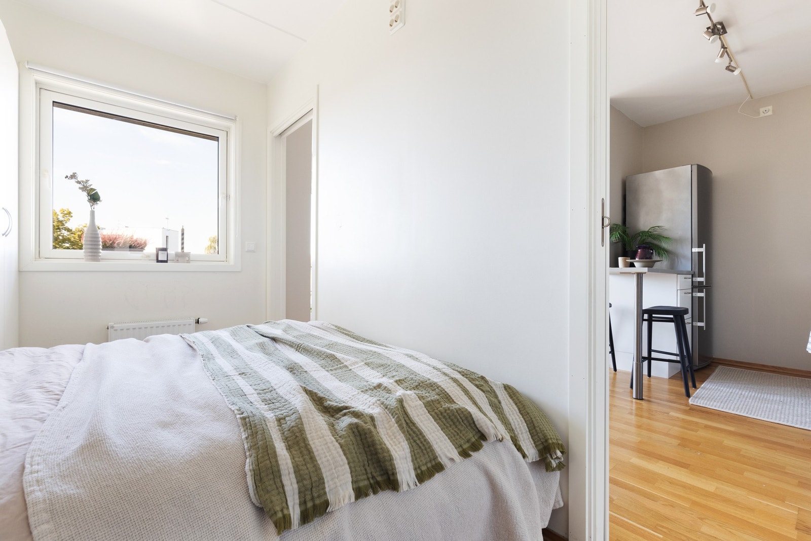Rommet har praktiske skyvedører på hver sin side av sengen. Galleribilde