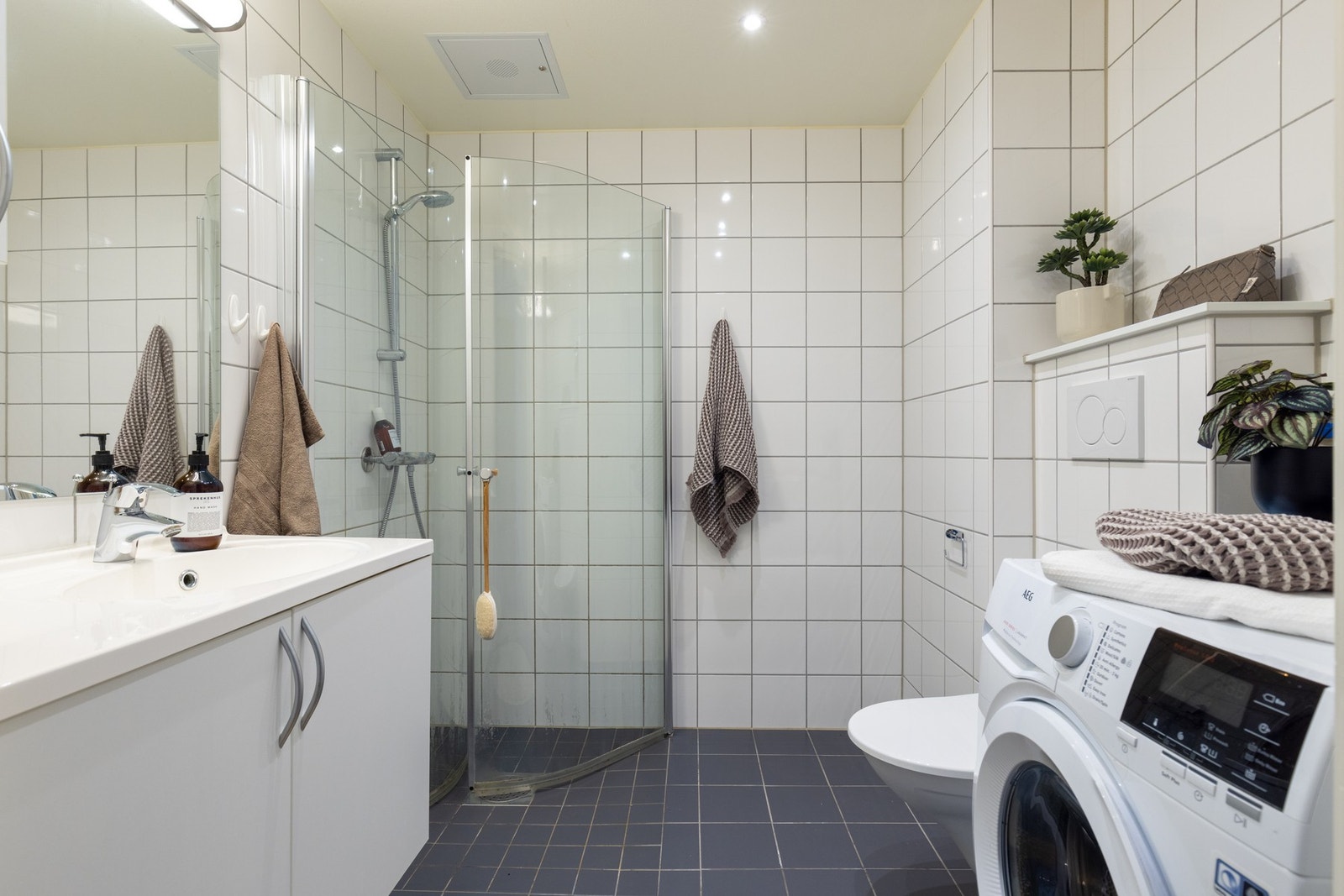 Det er i tillegg dusj med innfellbare dører i herdet glass og vegghengt toalett. Badet har opplegg for vaskemaskin. Galleribilde