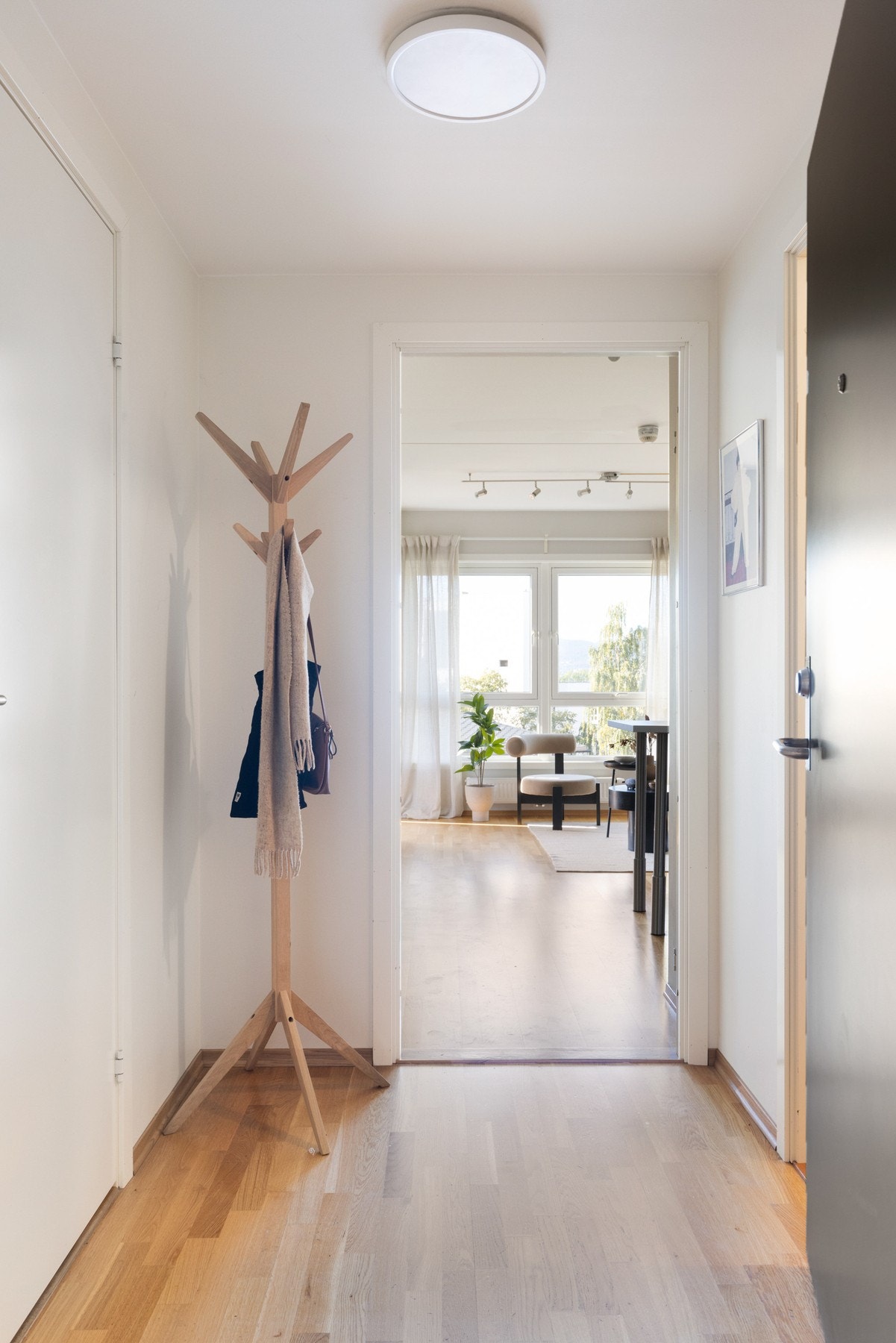 Velkommen inn til det som kan bli ditt nye hjem! Her blir du møtt av en lys entré som gir et godt førsteinntrykk av leiligheten. Galleribilde