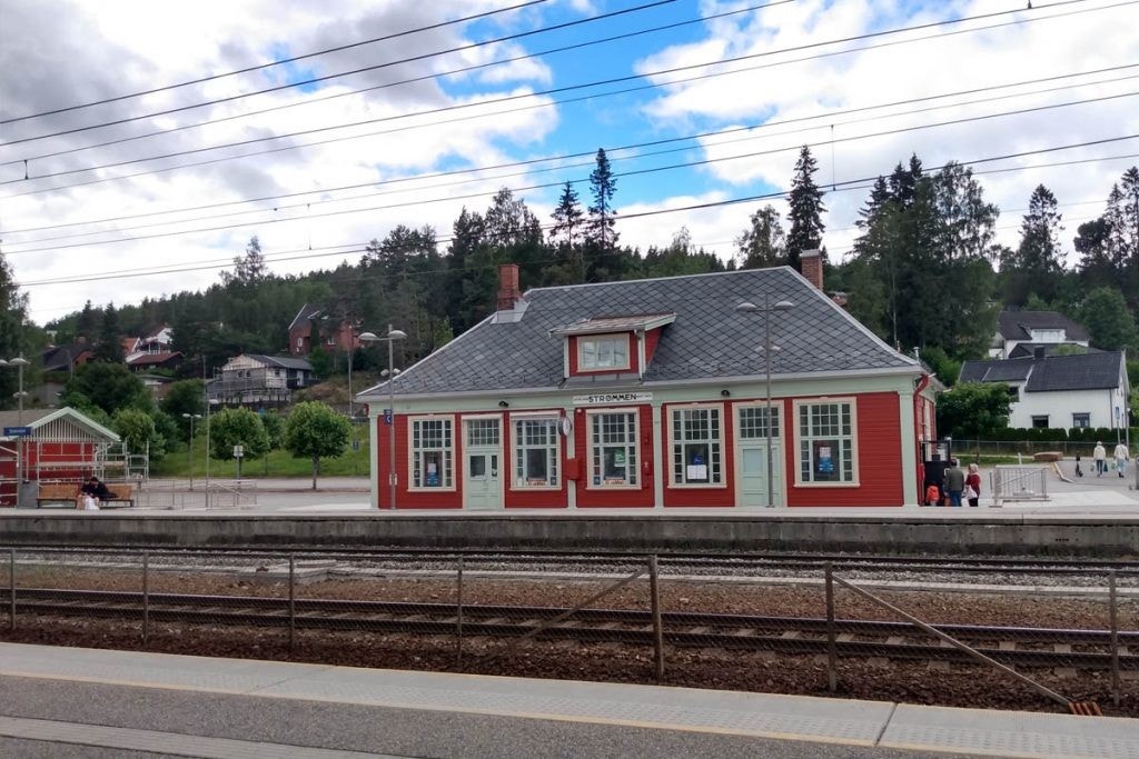 Nærområdet - Strømmen togstasjon. Ca 25 minutter til Oslo Sentralbanestasjon. Galleribilde