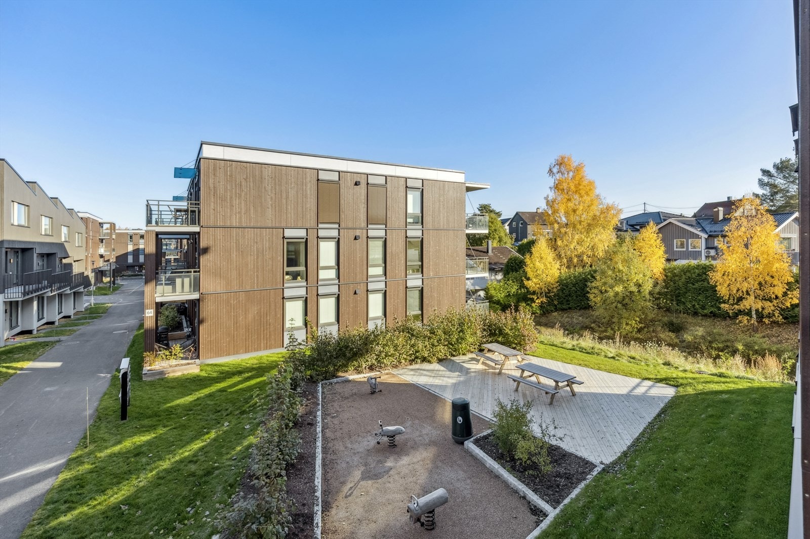 Utsyn mot lekeplass fra balkongen Galleribilde