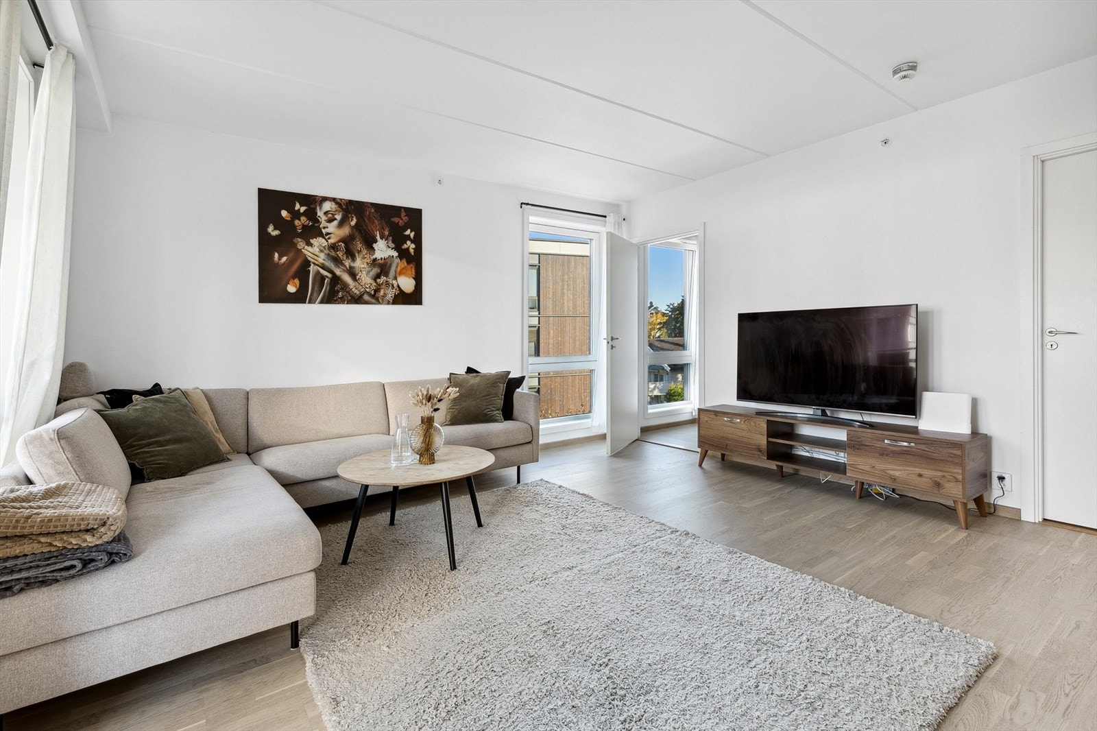 I stuen er det plass til både sofagruppe og spisebord Galleribilde