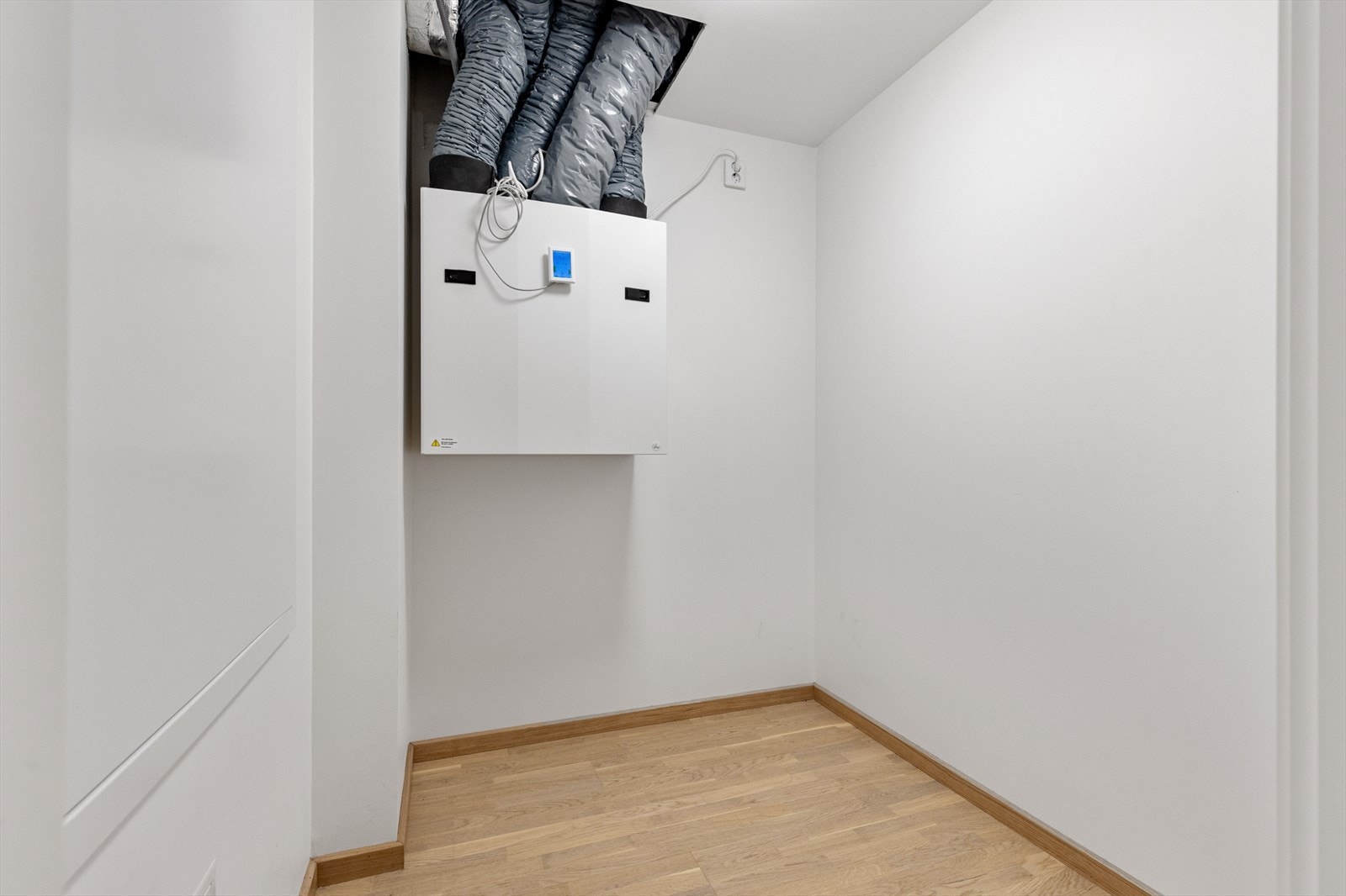 Det medfølger garderobeskap på begge soverom og det er tilgang til innvendig bod fra entréen. I tillegg disponeres kjellerbod på 2.5 m² Galleribilde