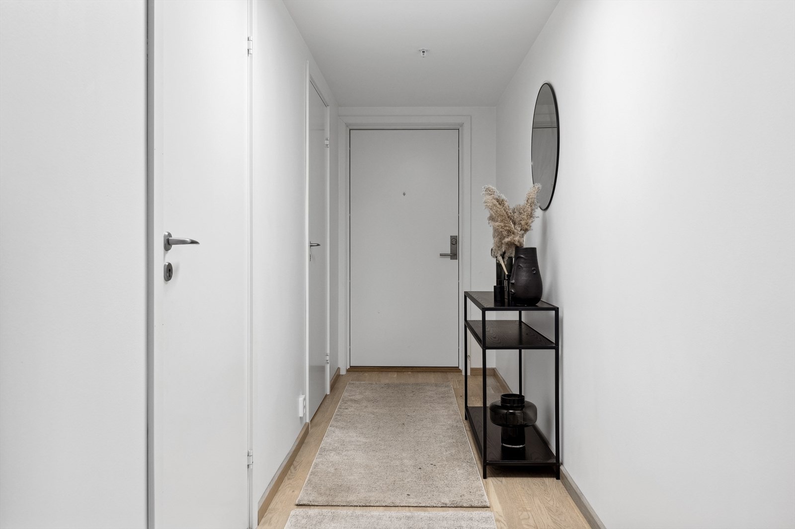 Her trer du inn i en romslig og langstrakt entré Galleribilde